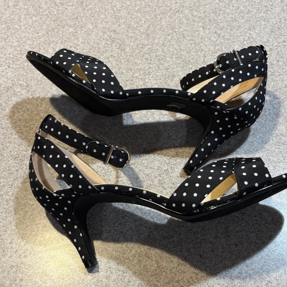 Amelia Grace Navy and White Polka Dot Heels Size 9 Pumps Retro Pin Up EUC - Picture 2 of 9
